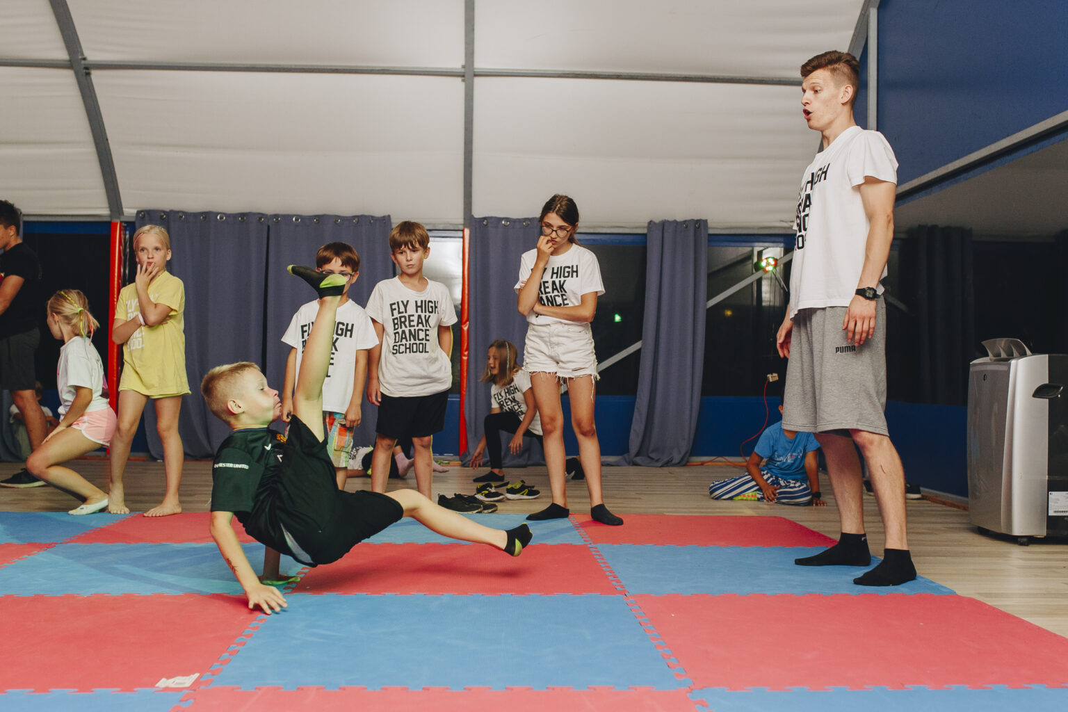 Zajęcia breakdance- nauka kół thomasa flares