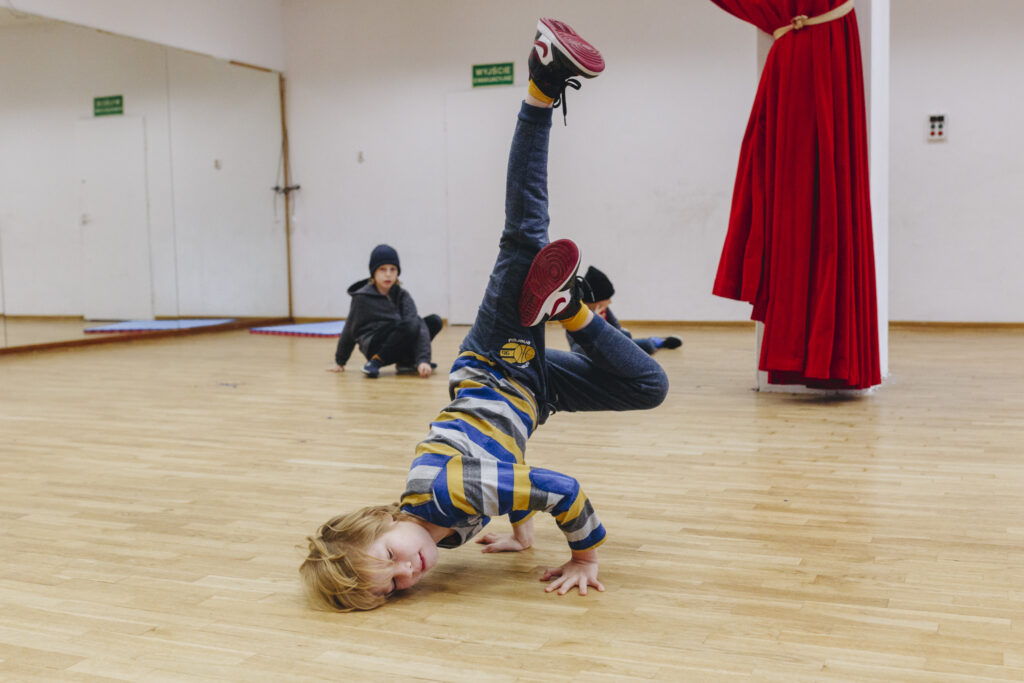 Kids freez bboy breakdance breaking